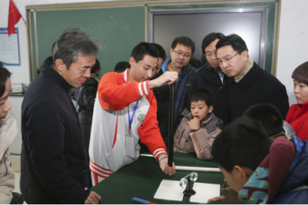 陳恒華校長陪同何林書記參觀學校的科學教室