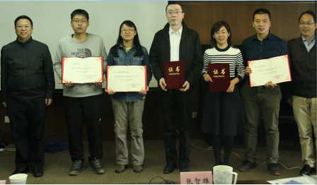 趙彥副局長(zhǎng)、黃向陽(yáng)主任向ChinaXiv合作期刊頒發(fā)證書(shū)
