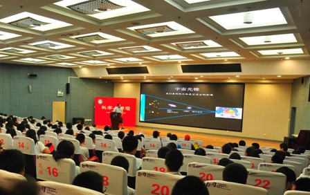 中科院國家天文臺(tái)首席研究員陳學(xué)雷講課